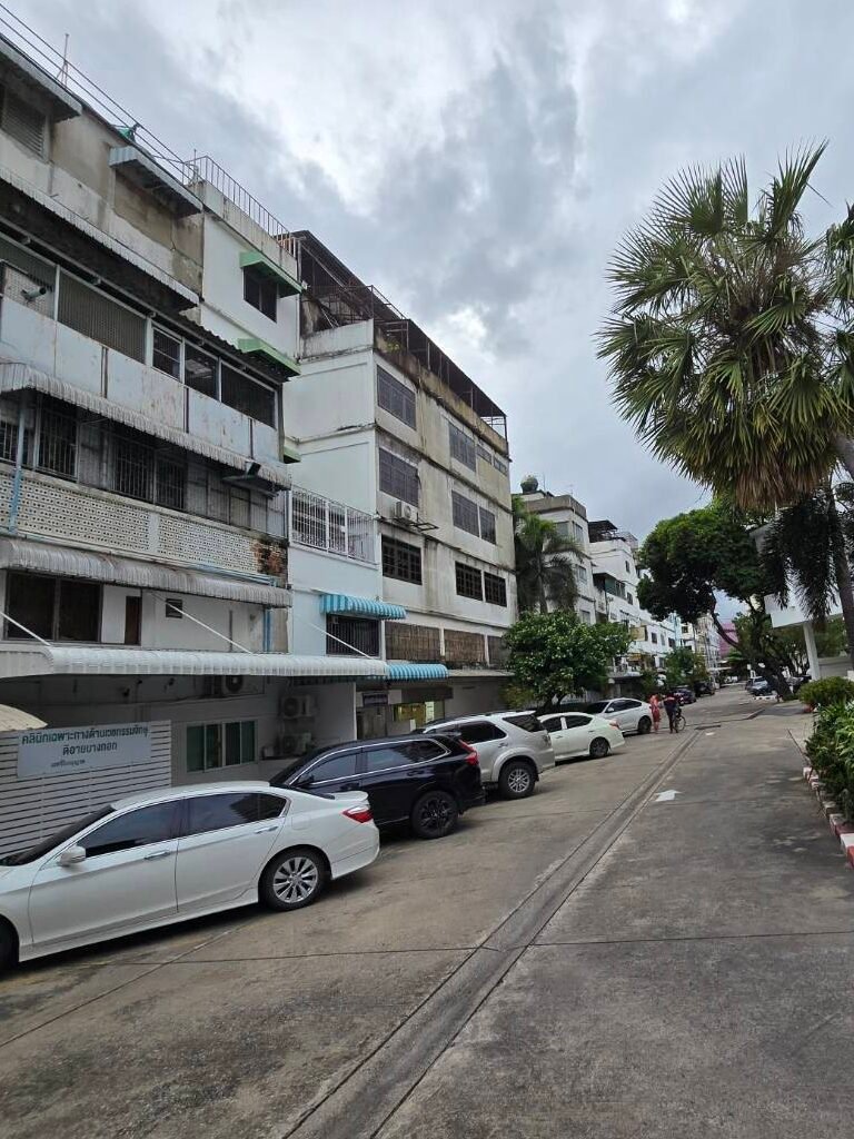 Parking-lots-ลานจอดรถลาดพร้าว-theeyebangkokclinic ที่จอดรถด้านหลัง The Eye Bangkok Clinic ลาดพร้าว