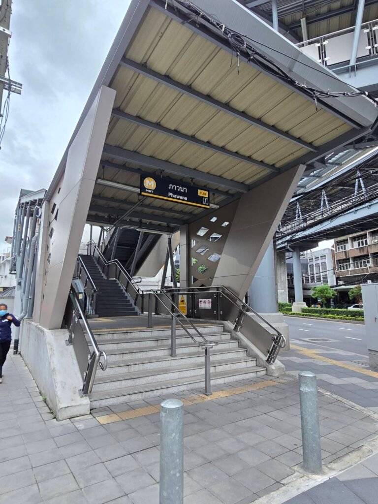 ป้ายสถานี MRT ภาวนา ทางออกใกล้ The Eye Bangkok Clinic ลาดพร้าว