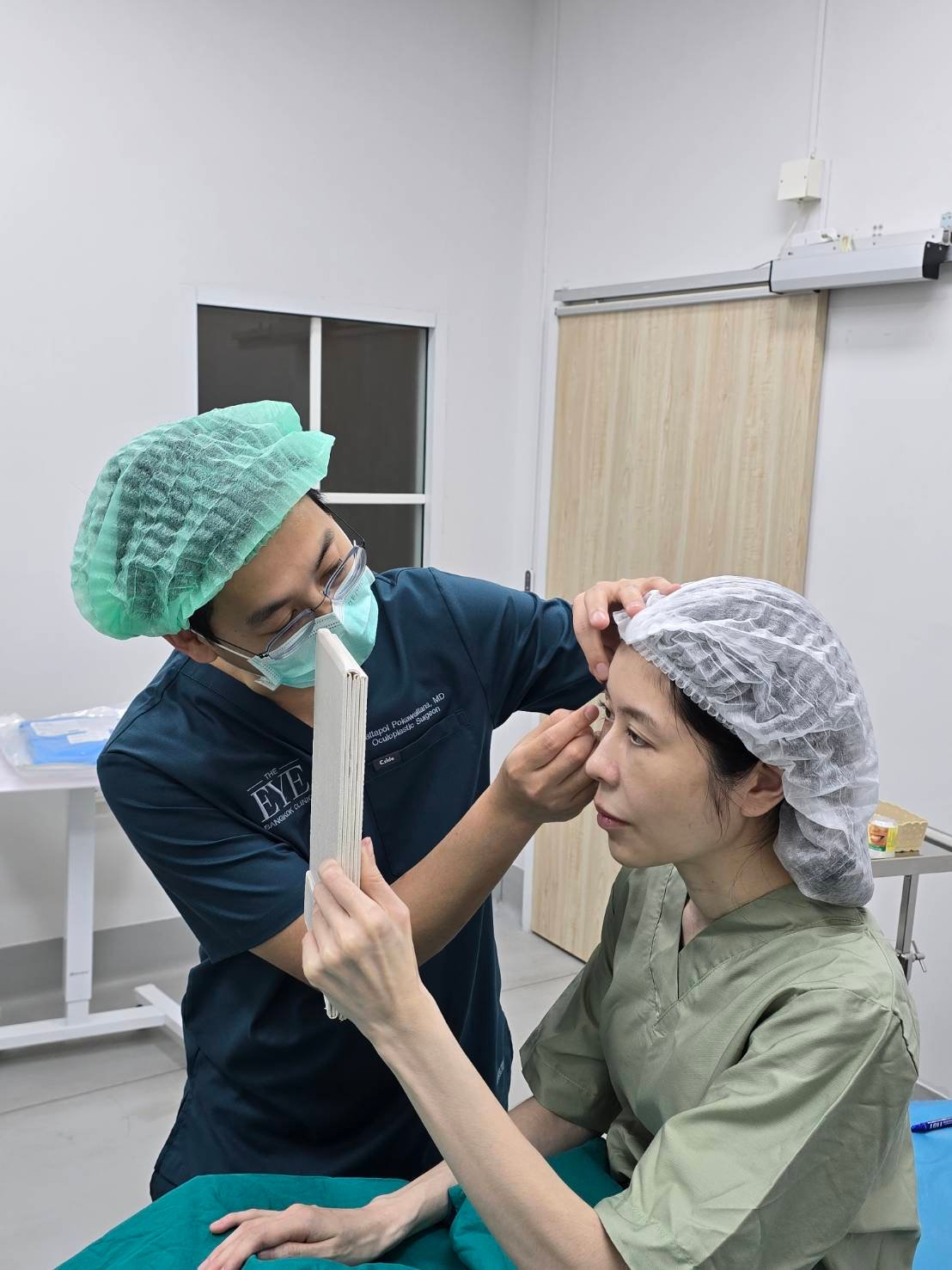 จักษุแพทย์เฉพาะทางออกแบบชั้นตาก่อนผ่าตัดให้คนไข้ที่ The Eye Bangkok Clinic