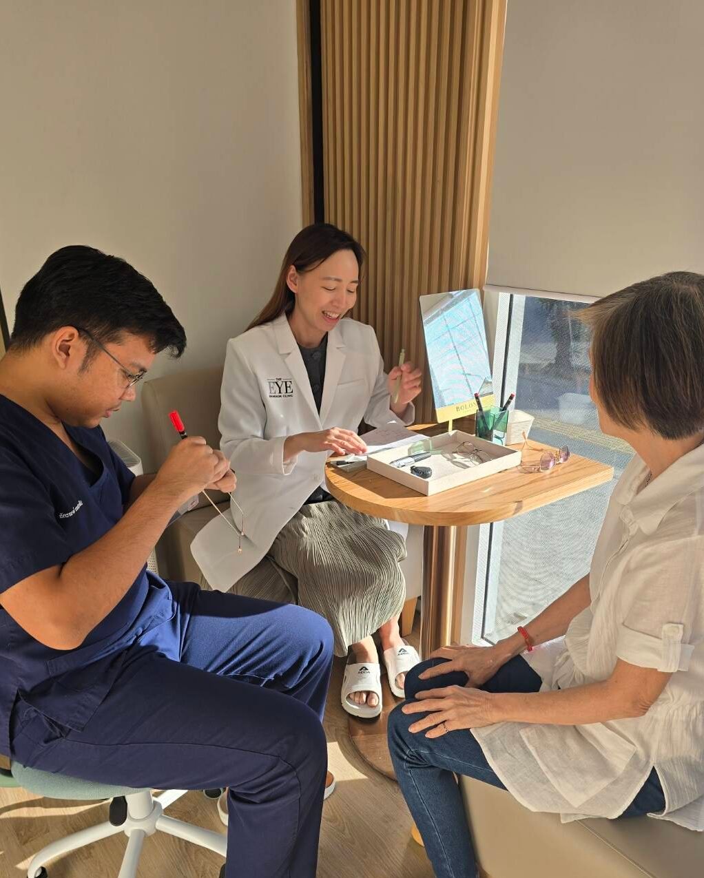 จักษุแพทย์ให้คำแนะนำเลือกกรอบและเลนส์แว่นเฉพาะบุคคลสำหรับผู้ป่วย ที่ The Eye Bangkok Clinic