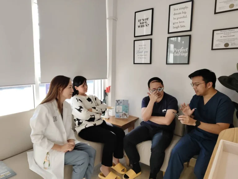 แว่นโปรเกรสซีฟอันแรก Glasses-discussion-with-mhor-Tum-at-the-eye-bangkok-clinic.