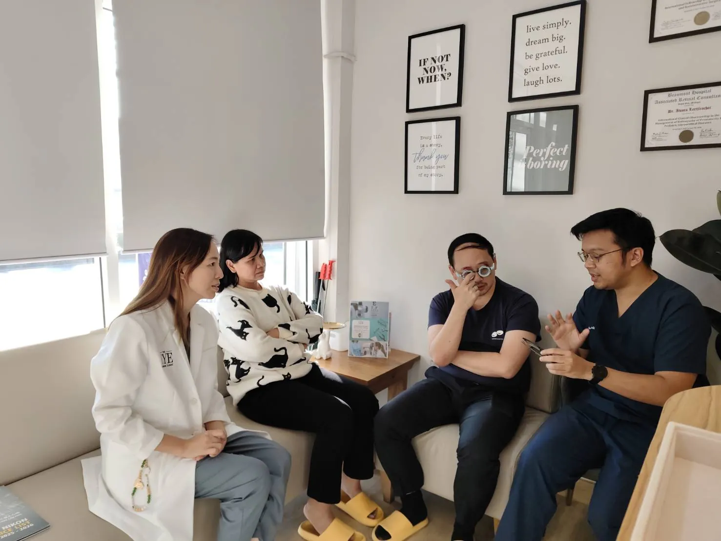 แว่นโปรเกรสซีฟอันแรก Glasses-discussion-with-mhor-Tum-at-the-eye-bangkok-clinic.