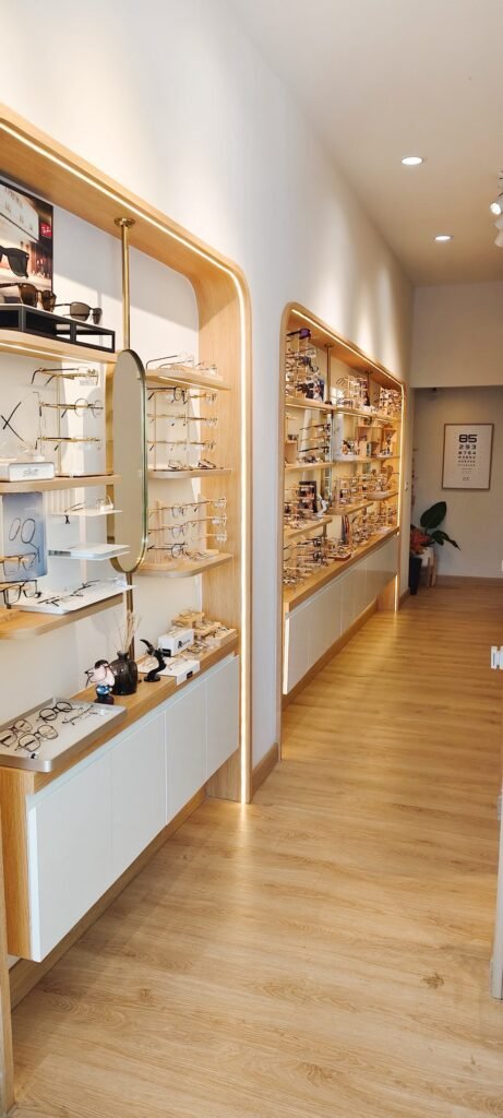 ชั้นวางแว่นสายตาคัดสรรพิเศษ The Eye Bangkok Clinic ลาดพร้าว