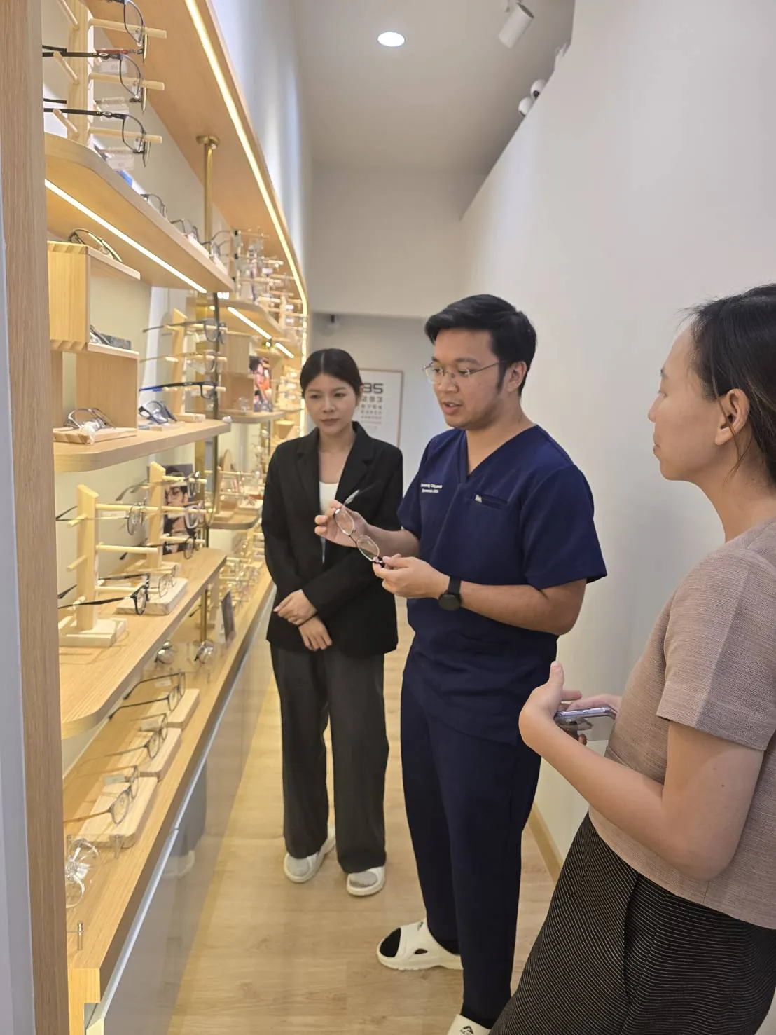 Ophthalmologist discuss with optometrist about the progressive lens