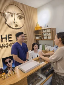 ติดต่อ the eye bangkok clinic Owner-discuss-with-team-staff-at-counter-in-the-eye-bangkok-clinic